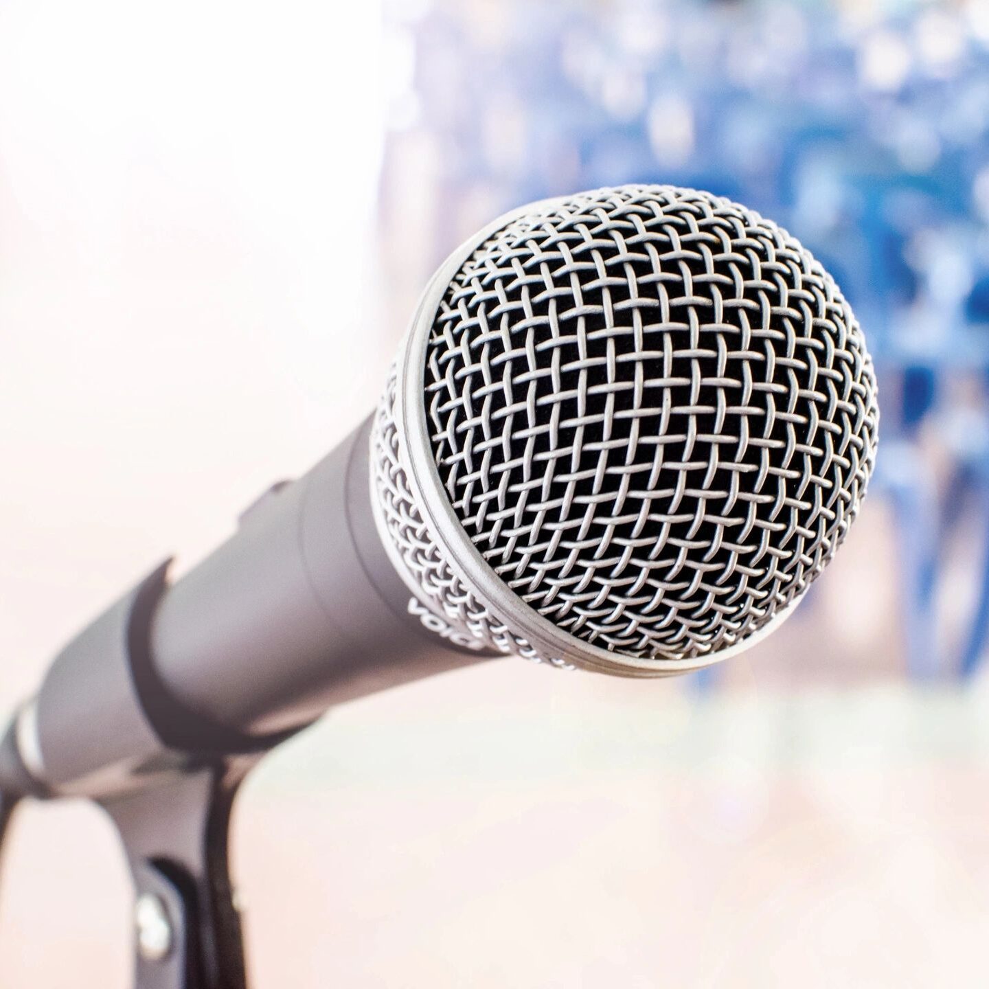 fm=f_60382 A microphone is on the stand in front of some flowers.