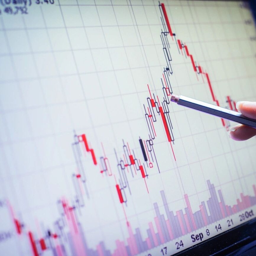 fm=f_lbV6kp1 A person is pointing to the bottom of a chart.